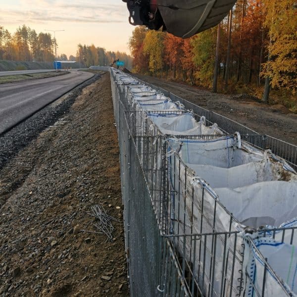 Mallikasta meluntorjuntaa kivikoreilla